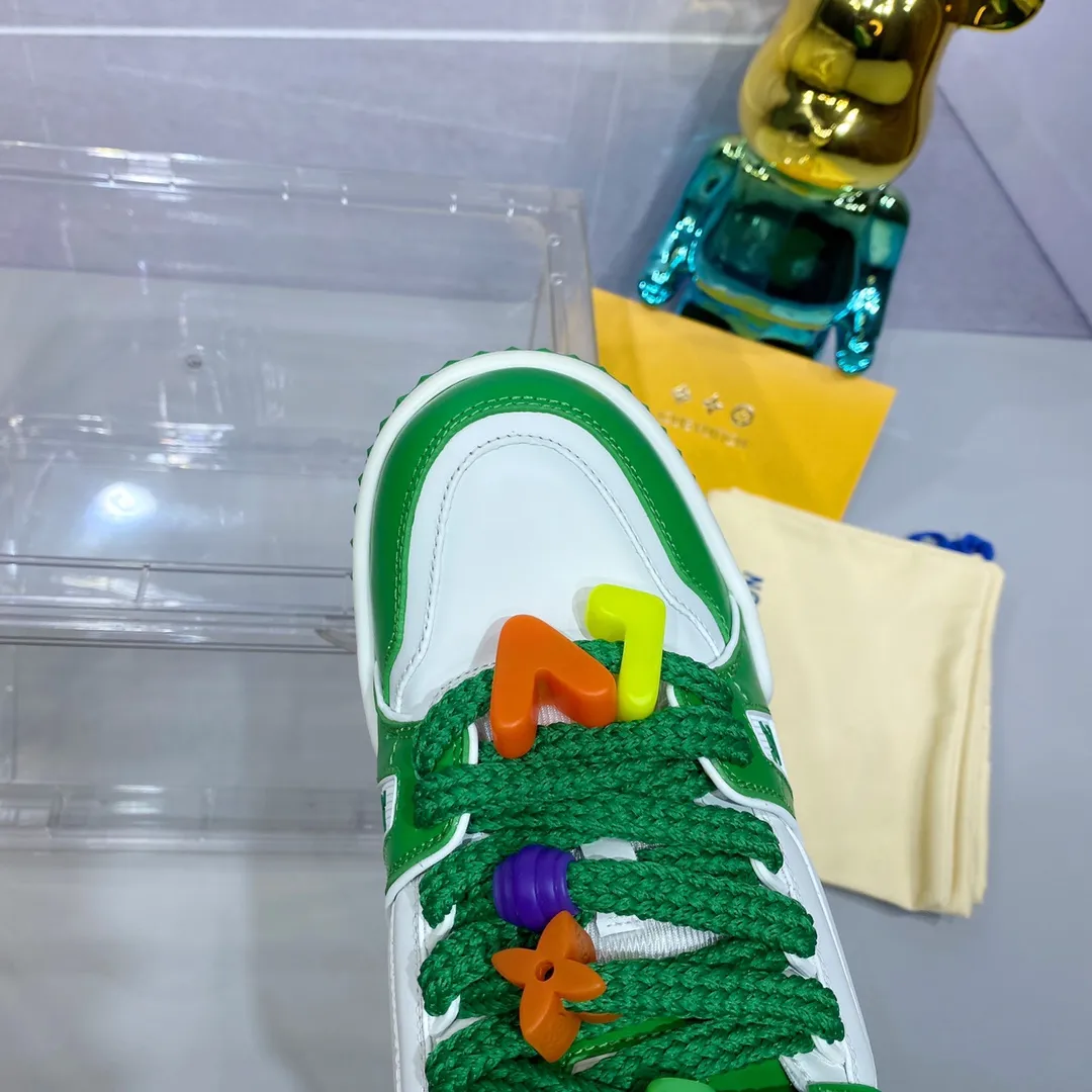 👟👟Ex-factory price 840 𝙇𝙑 𝟐𝟎𝟐4/𝐒𝐒 𝐧𝐞𝐰 Louis Vuitton catwalk skateboard shoes are popular, LOUIS VUITTON Trainer is undoubtedly one of the most successful Sneakers launched by luxury brands, but the pace of exploration will not stop. LOUISVUITTON will also bring a new series of skateboard shoes in the spring of 2023. The new series in the picture returns to the 90s Chunky Skate Shoes bread shoes, with leather and mesh uppers. The fat silhouette and thick shoelaces are very eye-catching. It is expected to have quite a few colors like the Trainer. Judging from the previous DIOR show skate shoes, this chunky style may be even stronger next year. Size: Female 35-40 Male 39-46